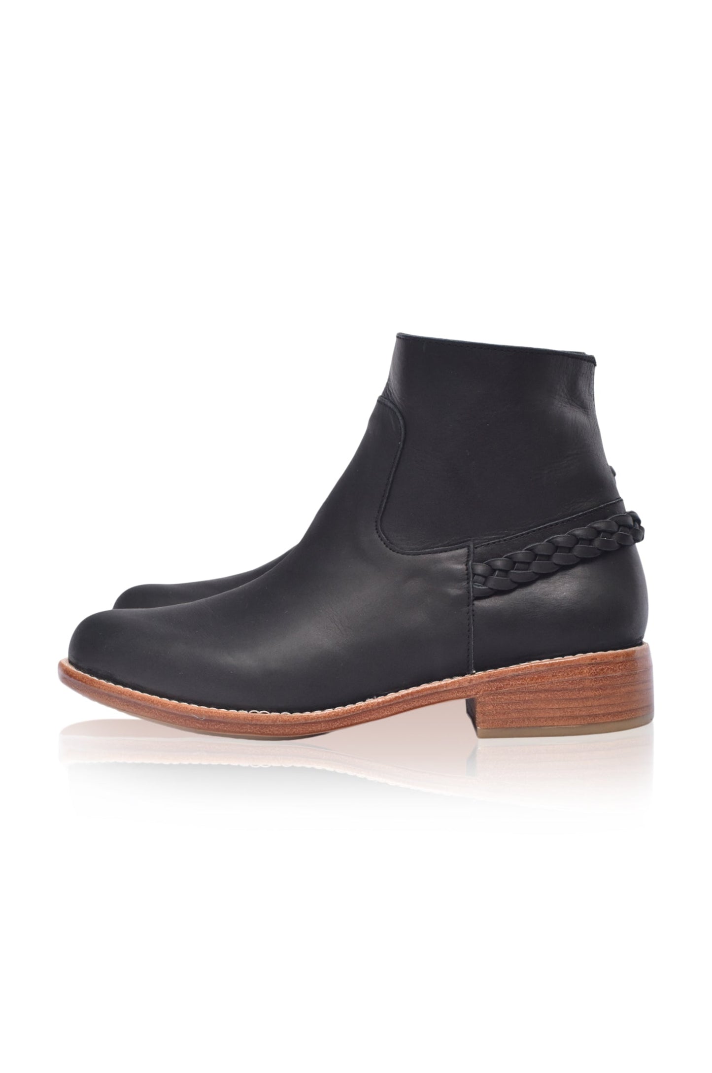 Chelsea Ankle Leather Boots — Off-Duty Cool