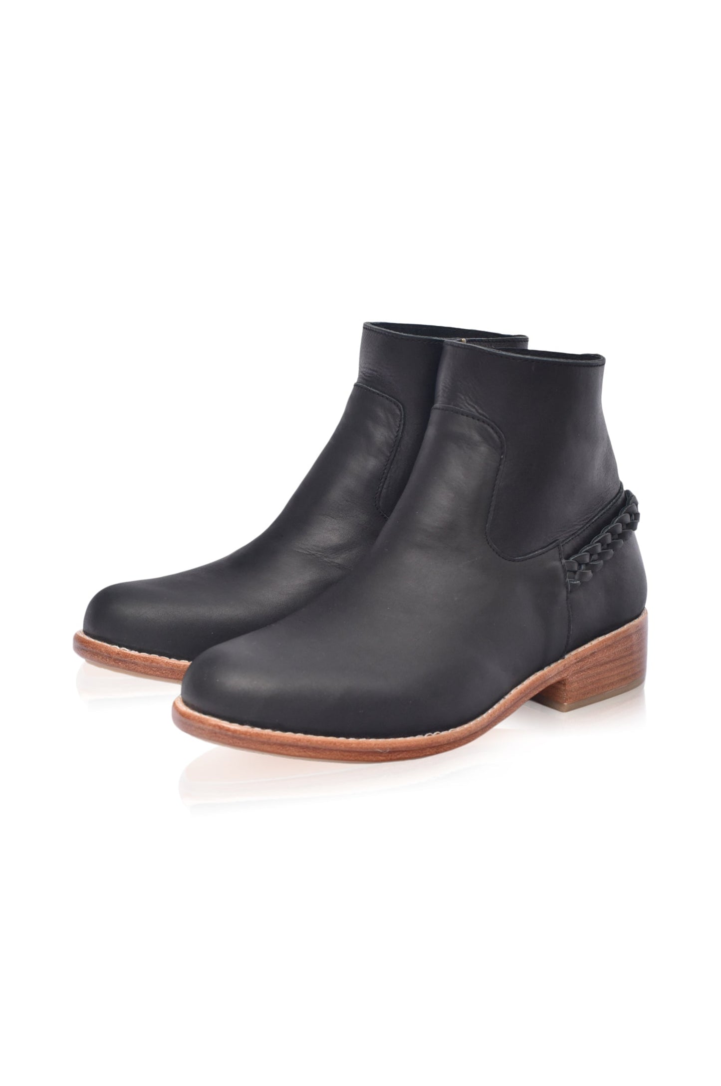 Chelsea Ankle Leather Boots — Off-Duty Cool