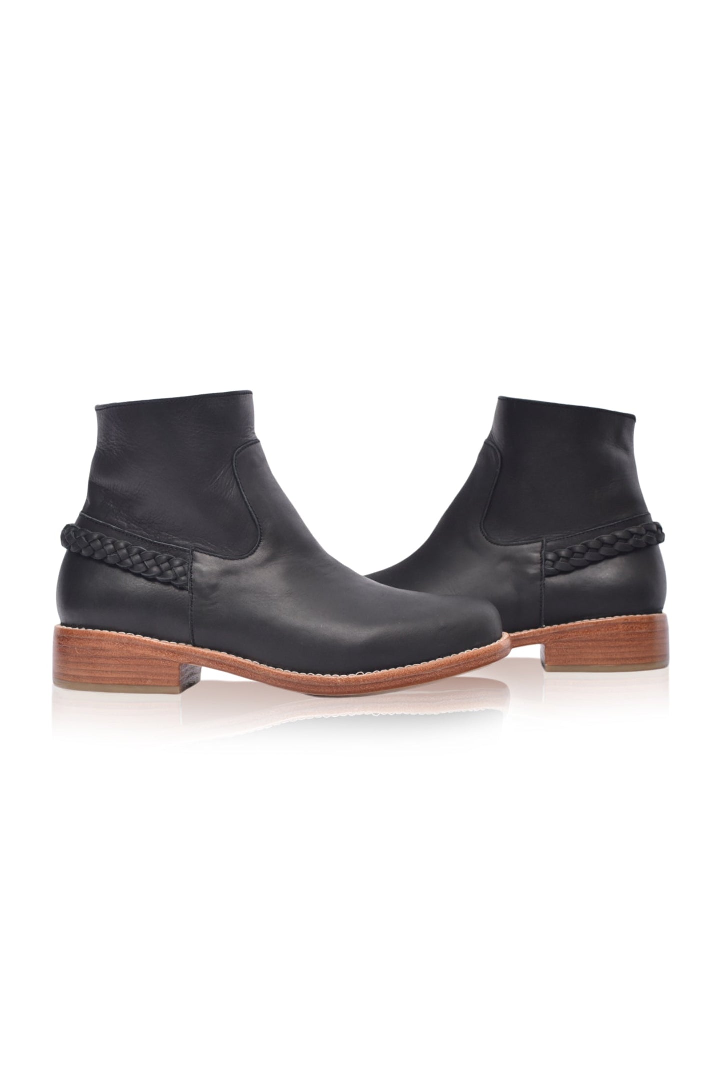 Chelsea Ankle Leather Boots — Off-Duty Cool